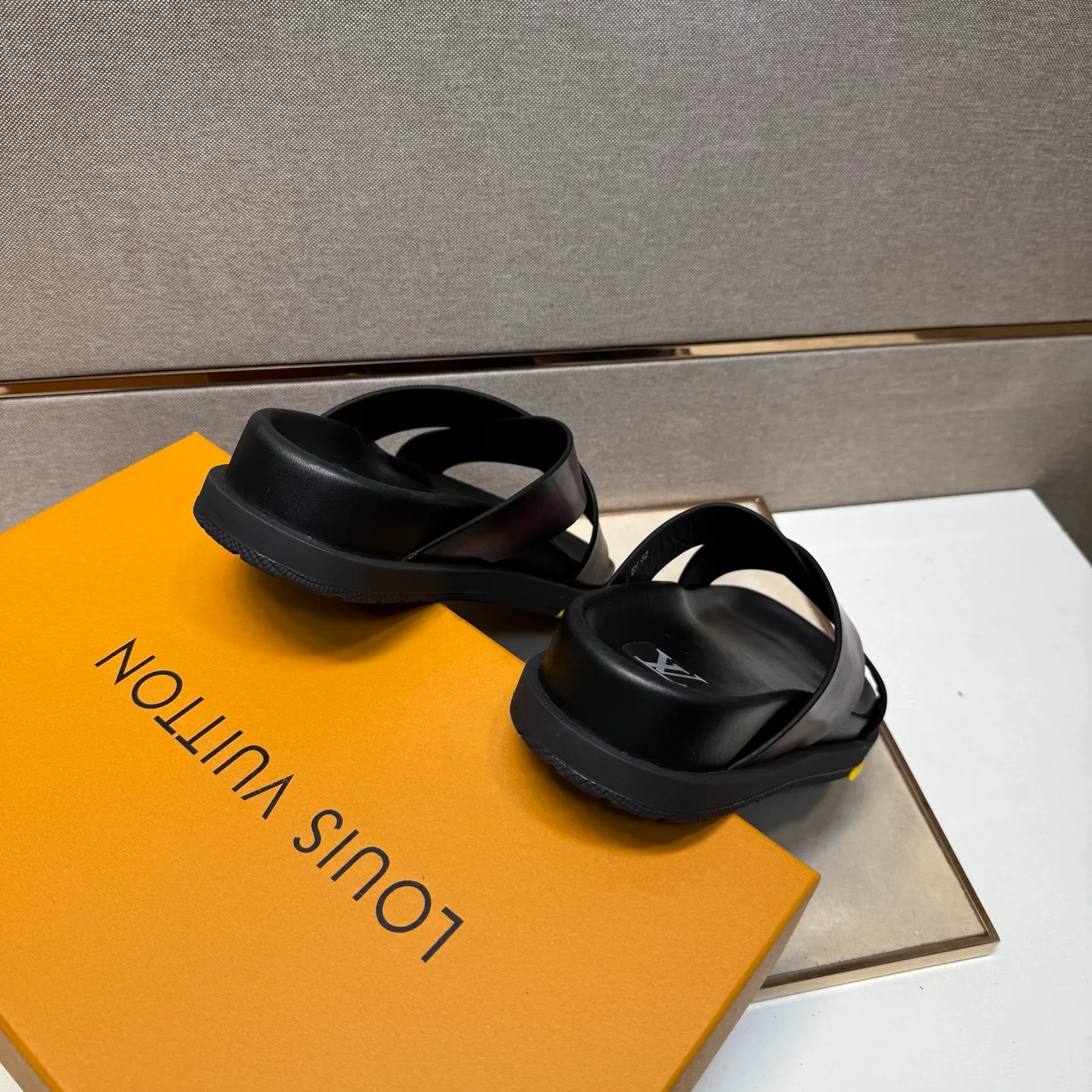 Men's men's shoes 💰pp420 [LV～] Men's casual slippers 2025z cabinet sales simultaneously 🔶Size: 38-44#️⃣ 🔷4 colors🔜The upper is made of cowhide stitching ➕Cowhide lining, comfortable and breathable, sole: original comfortable, wear-resistant and non-slip outsole, ⚠️Real 📱Photography🎬The real thing is better📢📢📢